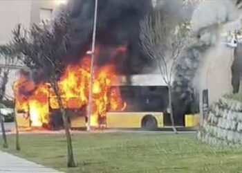 Başakşehir’de seyir halindeki İETT otobüsü yandı