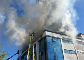 Esenyurt’ta 5 katlı tekstil fabrikasında yangın