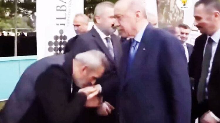 Yavuz Bingöl, Erdoğan’ın elini öptü