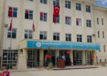 3 öğrenciye cinsel tacizde bulundu: Başka suçtan tutuklandı