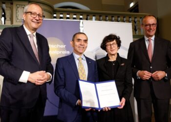 Alman Ulusal Ödülü BioNTech’in kurucuları Türeci ve Şahin’e verildi