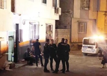 Anne ve 3 yaşındaki kızı kapısı kilitli evde can verdi