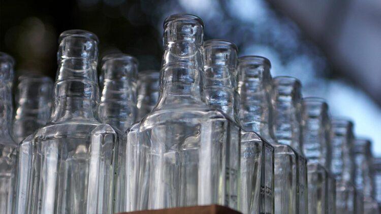 Araştırma: Cam şişede satılan içeceklerde daha fazla mikroplastik tespit edildi