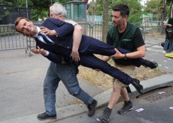 Greenpeace’ten Rusya ile ticarete tepki; eylem için Macron’un balmumu heykelini çaldılar