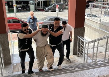 Gözaltına alınan M.Ç. tutuklandı: Okul bahçesine kılıçla girdi, çocukların topunu kesip Atatürk’e hakaret etti