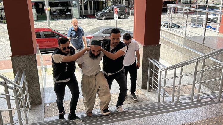 Gözaltına alınan M.Ç. tutuklandı: Okul bahçesine kılıçla girdi, çocukların topunu kesip Atatürk’e hakaret etti