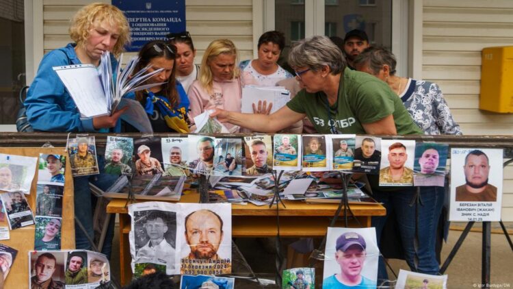 Ukraynalı kadınlar esir düşen yakınlarını arıyor