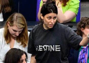 Filistin tişörtü giyen milletvekili Meclis’ten çıkartıldı