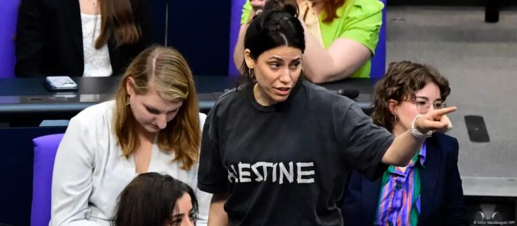 Filistin tişörtü giyen milletvekili Meclis’ten çıkartıldı