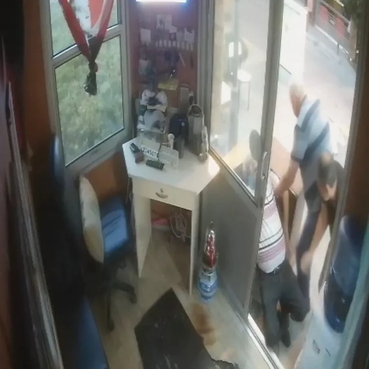 Kalp krizi geçiren arkadaşına yardıma koştu, ikisi birden can verdi