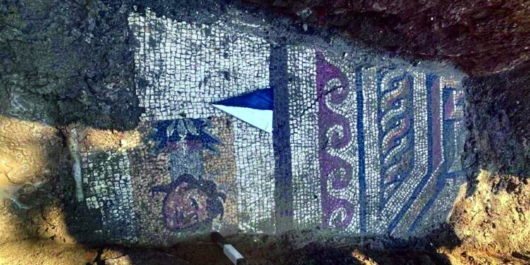 Maraş’ta altyapı çalışması sırasında 1500 yıllık mozaik bulundu