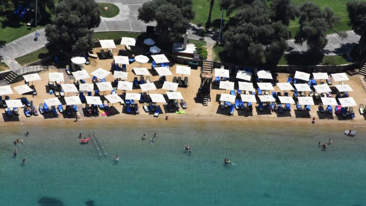 Vatandaşın para ödemeden girebileceği sahil kalmadı