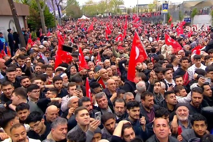 Erdoğan konuşurken pankart açan işçiye iki ayrı dava