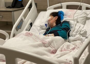 Hastanın gözlerini oydu