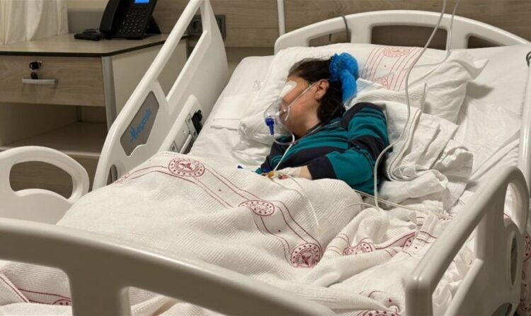 Hastanın gözlerini oydu