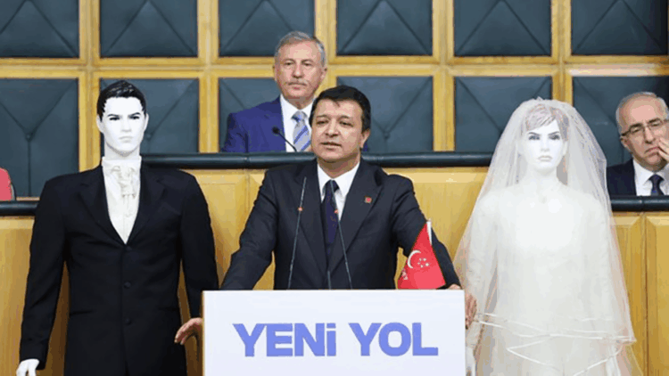 Kürsüye temsili gelin ve damatla çıkan Mahmut Arıkan: Bunun adı ekonomik kriz