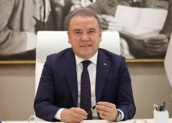 Antalya Belediye Başkanı Muhittin Böcek hastaneye kaldırıldı