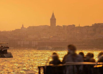 İstanbul Valiliği’nden sıcak hava uyarısı: Mevsim normallerinin 5, 10 derece üzerine çıkacak. Kronik hastalar dikkat