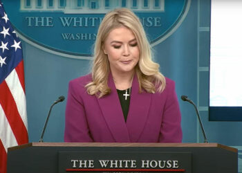 Beyaz Saray: Trump’ın bacaklarındaki şişlik ve elindeki morluklar “Yaygın ve zararsız” bir durum