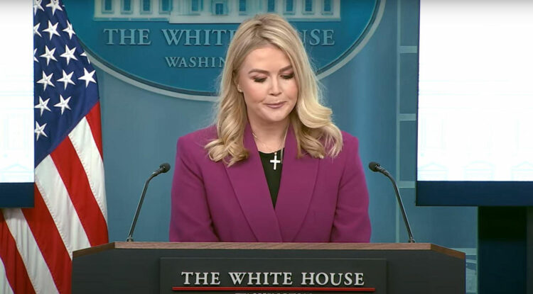 Beyaz Saray: Trump’ın bacaklarındaki şişlik ve elindeki morluklar “Yaygın ve zararsız” bir durum