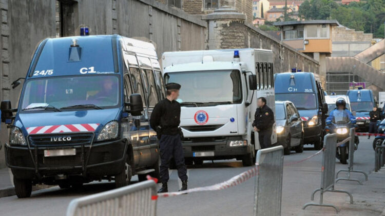 Tarihi güvenlik zafiyeti: Tahliye olan arkadaşının çantasında kaçtı