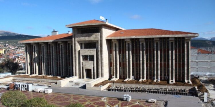 15 bin nüfuslu Keçiborlu ilçesine 6 milyonluk hükümet konağı