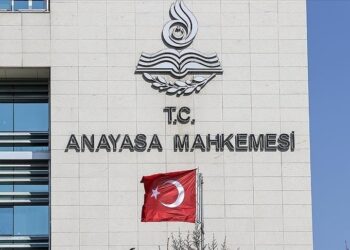 AYM’den, göreve iade edilen KHK’lı kamu görevlisinin “tazminat isteyemeyeceğine” ilişkin düzenlemeye iptal