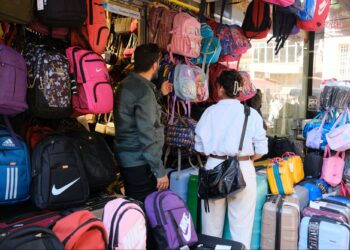 Okul alışverişi aileleri zorluyor: Çanta ve ayakkabılar cep yakıyor