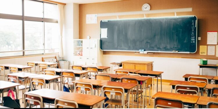 AKP Isparta İl Başkanı yeğeni için okul taşıttı