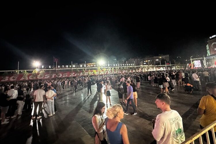 Aydın’da Özlem Çerçioğlu’na tepkiler dinmiyor: Halk konserine katılım zorunlu tutuldu, alan yine dolmadı
