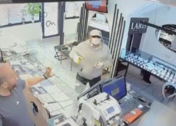 Boncuk atan oyuncak tabancayla kuyumcu soymaya çalışan şüpheli kamerada