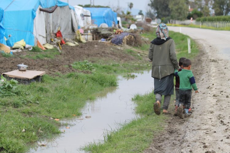 Sorumluluklarını unutan devlet cezayı hatırladı: Çadırda yaşayan tarım işçisinin çocuğuna 20 bin 500 TL ceza