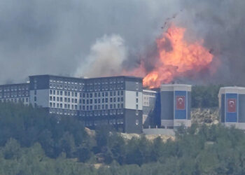 Vali “Şehri tehdit eden bir durum yok” dedi ama Çanakkale yanıyor: Alevler hastaneye ve konut alanlarına yaklaştı