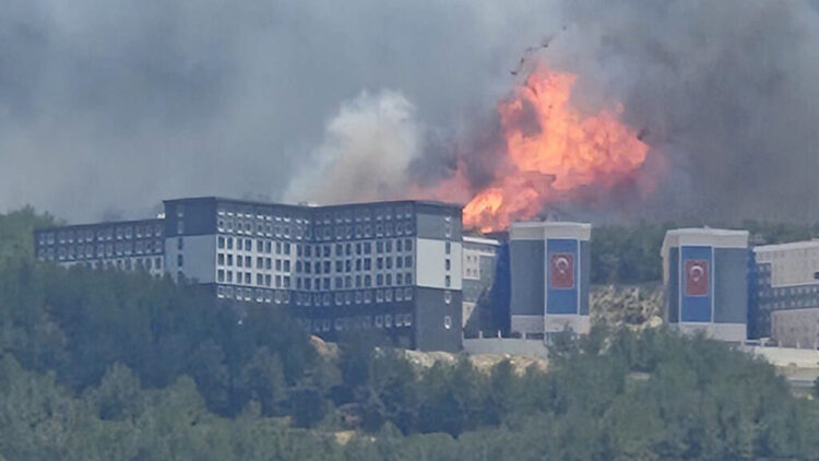 Vali “Şehri tehdit eden bir durum yok” dedi ama Çanakkale yanıyor: Alevler hastaneye ve konut alanlarına yaklaştı