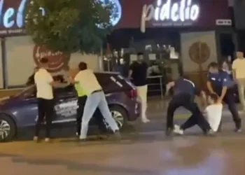 Ceza yazan trafik polisine İzmir’in göbeğinde tekme tokat saldırdılar