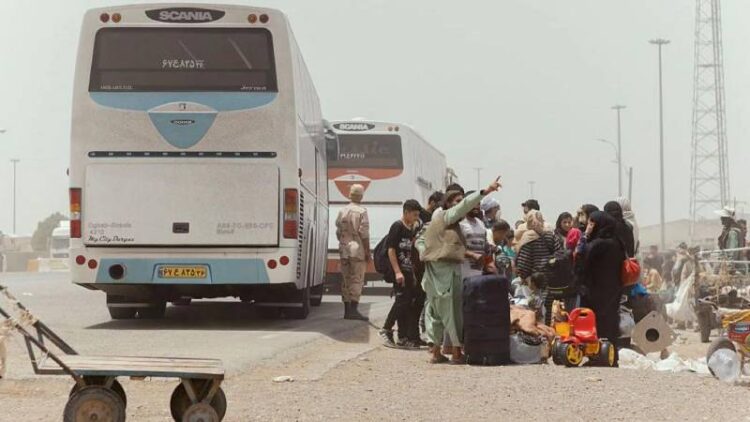 İran’dan sınır dışı edilen Afganları taşıyan otobüs kaza yaptı; 17’si çocuk 73 kişi hayatını kaybetti