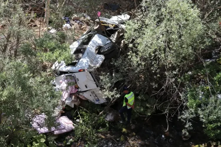 İşçi minibüsü uçuruma yuvarlandı: 4 ölü, 4’ü ağır 18 yaralı