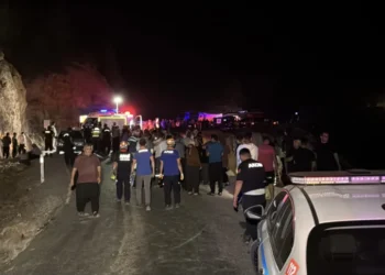 Otomobil 70 metrelik uçuruma yuvarlandı