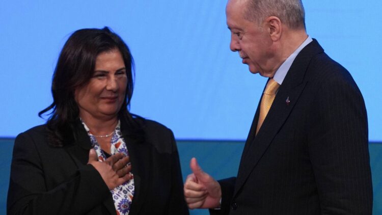 AKP’liler Özlem Çerçioğlu transferinden rahatsız: Yolsuzluk iddiaları ayyuka çıkan birine tören düzenlemek utanç tablosudur