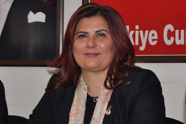 Özlem Çerçioğlu ve 3 belediye başkanı CHP’den istifa etti