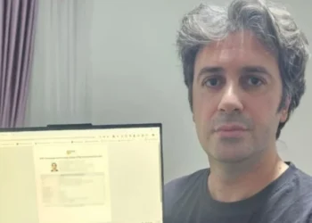 Ünlü akademisyen sosyal medyadan duyurdu: YKS sınavında soruları sallama taktiğiyle yanıtladı