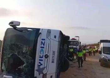 Yolcu otobüsü devrildi: Ölü ve yaralılar var