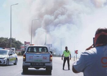 Çanakkale’de bir yangın daha çıktı: Boğaz trafiğe kapatıldı