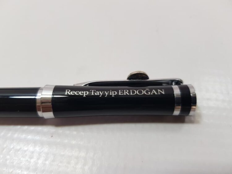 Erdoğan’ın hediye ettiği kalemler ikinci el piyasasında