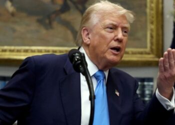 Trump’tan liderler zirvesinde açık mikrofon kazası