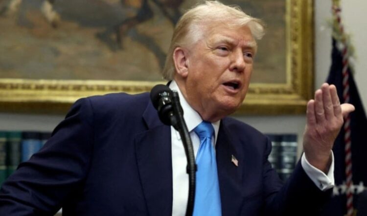 Trump’tan liderler zirvesinde açık mikrofon kazası