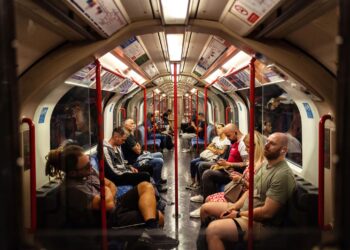 Londra’da kulaklıksız müzik dinleyenlere karşı kampanya