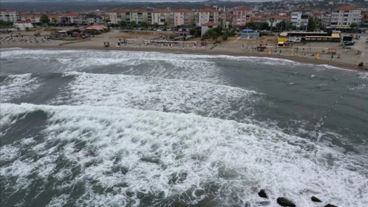 Rize’de denize girmek iki gün yasak