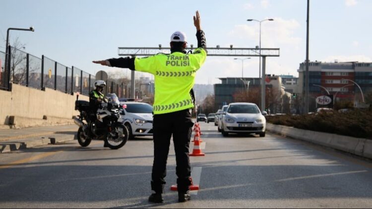 Trafikte yol kesenlere hapis cezası geliyor