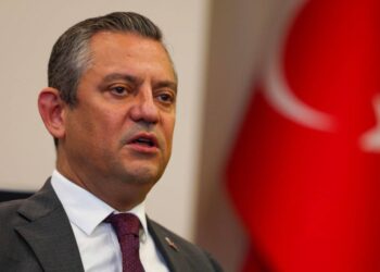 Özgür Özel: Bizi koltuğumuzdan ordu ve polisle döve döve atabilirler; onlar hukukun dışında neyi göze alırsa, fazlasını göze alırız